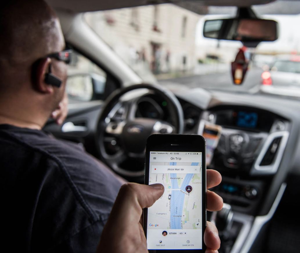 Hubo intentos de trasplantes a partir de células madre en Suecia, pero resultaron ser un escándalo porque el cirujano Paolo Macchiarini cometió un fraude y la mayoría de sus pacientes murieron. Los médicos aseguran que el trasplante de tráquea tiene el potencial de salvar la vida de miles de pacientes de todo el mundo con defectos congénitos en la tráquea, enfermedades intratables de las vías respiratorias, quemaduras, tumores o daños graves en la tráquea por intubación, incluidos los que han sido hospitalizados por COVID-19. Hasta ahora, no existían tratamientos a largo plazo para estos pacientes con daños traqueales de largo alcance. Función de la tráquea La tráquea es esencial para el habla, la respiración y la función pulmonar normal. Conecta a la laringe con los pulmones y desempeña un papel fundamental en la función pulmonar normal, en el sistema inmunitario y en la respiración. Después de la cirugía, Sonia tiene que tomar medicamentos fuertes para prevenir el rechazo del órgano, pero los médicos tienen esperanzas de eliminar gradualmente el uso de los fármacos. Menos de tres meses después de la operación no ha habido complicaciones ni señales de rechazo.