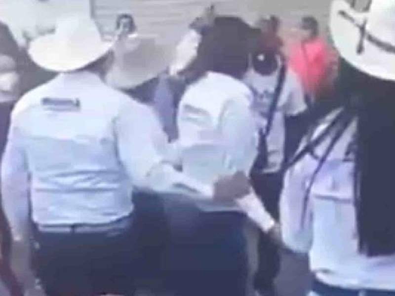 (VIDEO) El candidato David Monreal ''manosea'' a compañera; ella lo defiende