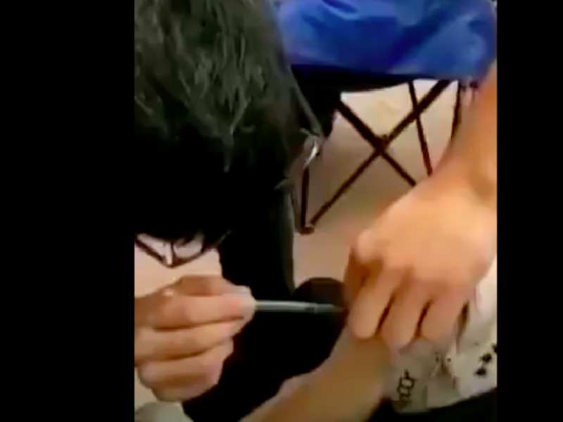 Vacunan con jeringa vacía a mujer de 95 años; reconocen el error