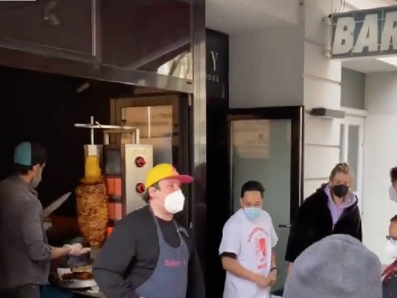 Video: Alemanes hacen larga fila para comer un taquito al pastor; redes enloquecen