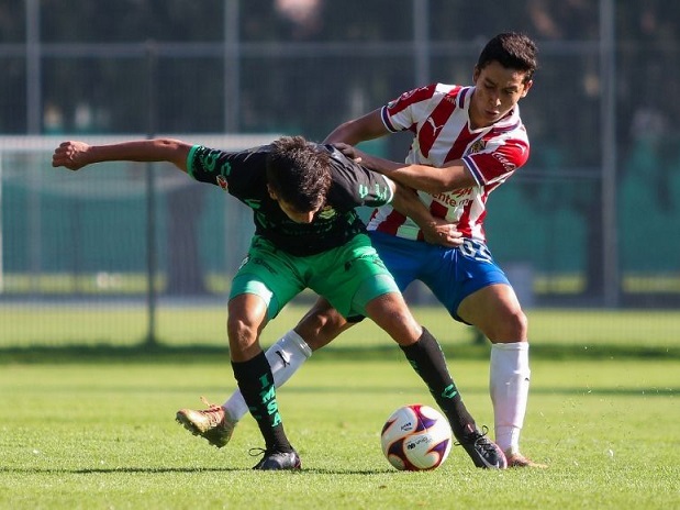 árbitro sufre agresión en partido Sub 20 entre Chivas y Santos (VIDEO)