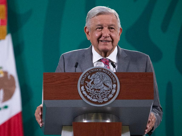 Falso que se niegue vacuna a médicos privados: AMLO