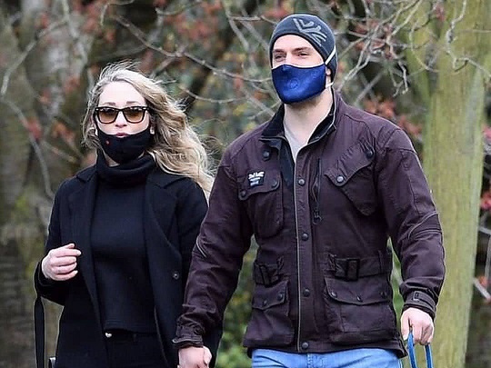 Henry Cavill le rompe el corazón a sus fans... ¡Ya tiene novia!