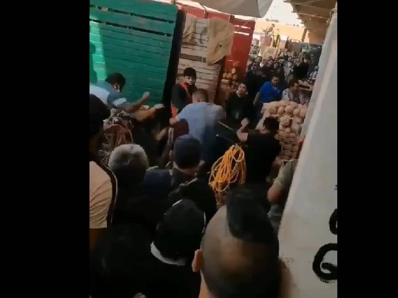 VIDEO: "Ya jefa" a cinturonazos, mujer intenta detener pelea campal