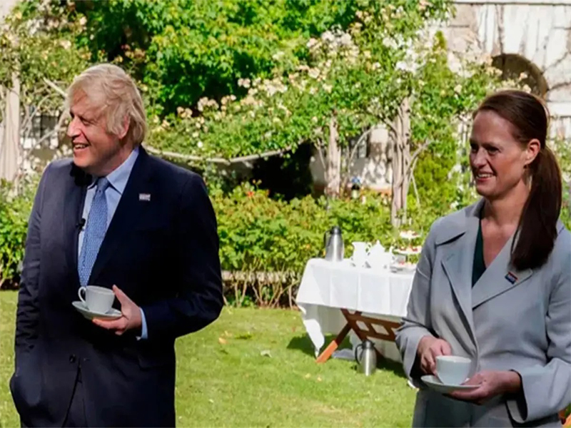 Tras aumento salarial de 1%, renuncia enfermera que cuidó a Boris Johnson