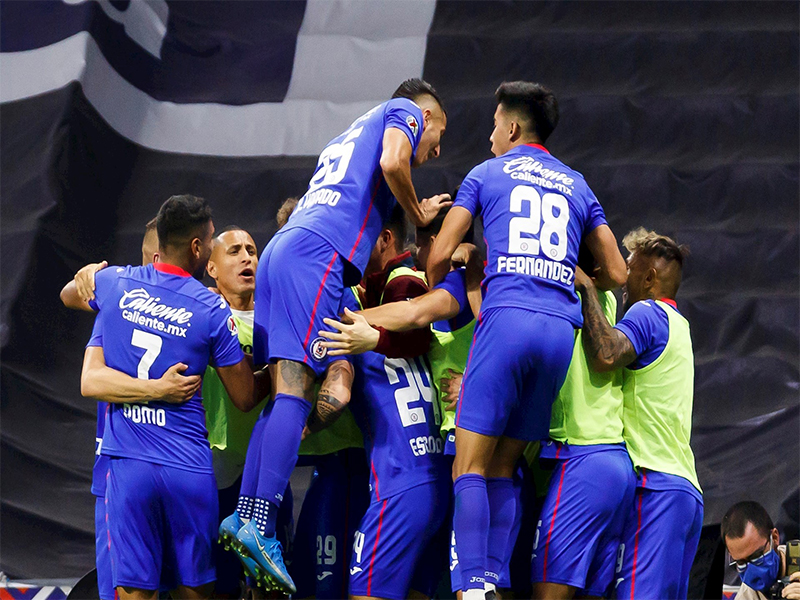 Jugadores del Cruz Azul conservan cruz de cemento como amuleto