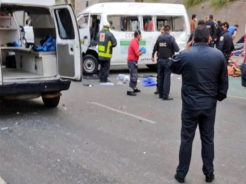 Choque entre combi y particular en Cuajimalpa deja 10 heridos