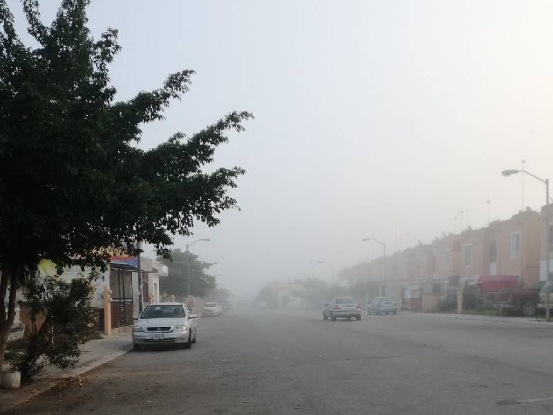 Adorna humo el cielo de Playa del Carmen