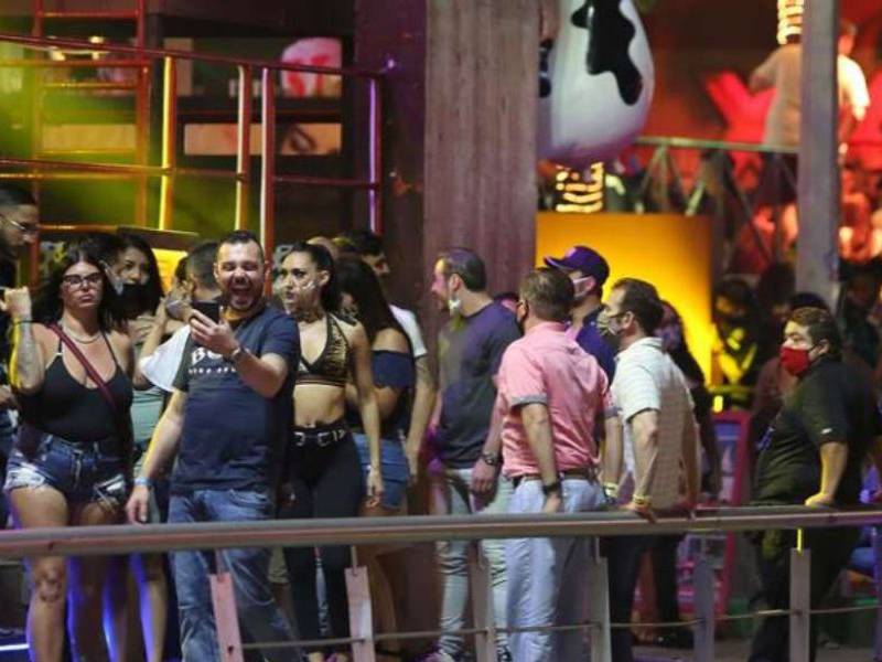 Aumentan las hospitalizaciones por Covid; Punta Cancún sigue de fiesta Aumentan las hospitalizaciones por Covid; Punta Cancún sigue de fiesta