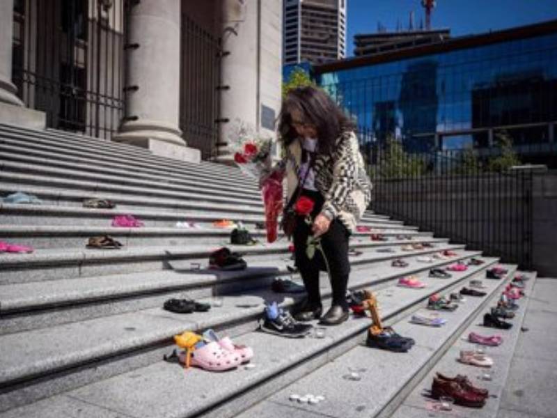 Canadá iza banderas a media asta por niños indígenas muertos