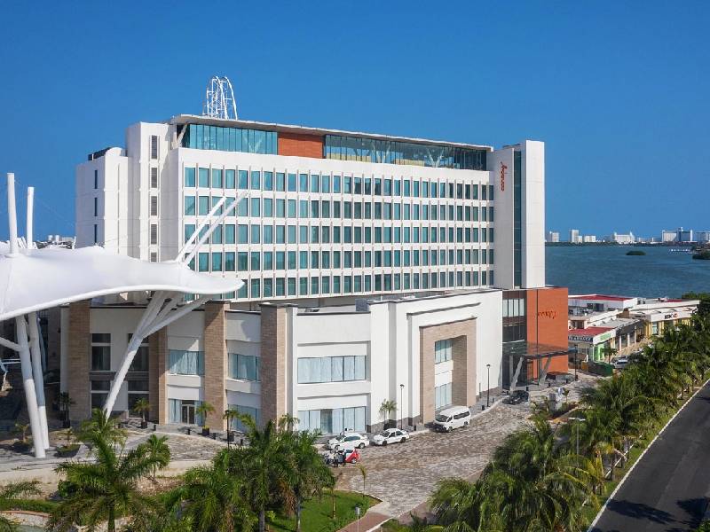 Construcción irregular del hotel Canopy