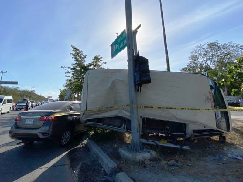 Dos heridos graves deja choque entre combi y auto particular (Fotos)
