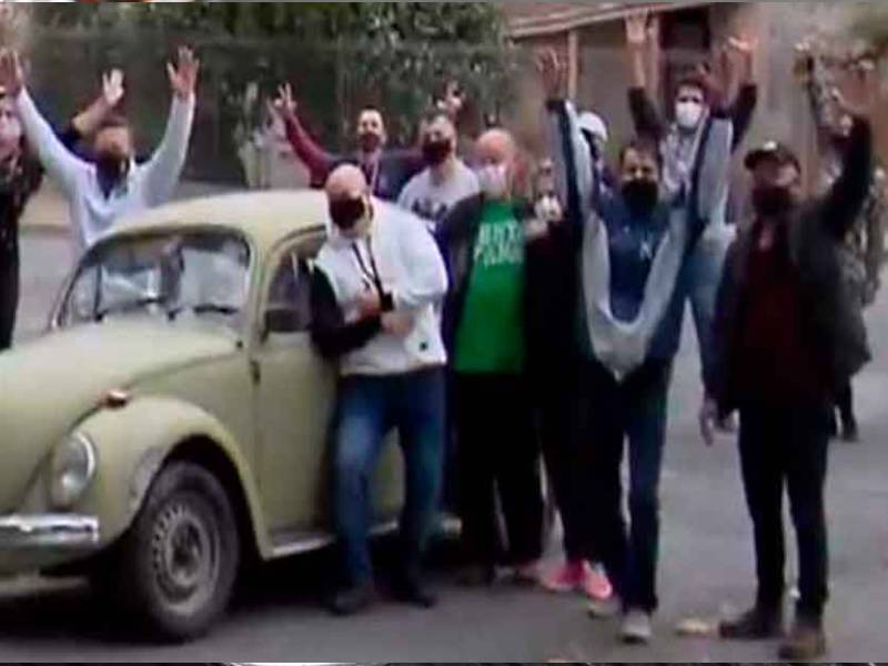 Este profesor vende sus deudas; exalumnos lo sorprenden con este gesto