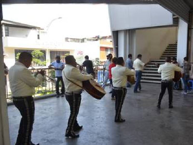 Festejas con mariachis a las madres en el mercado Pino Suárez