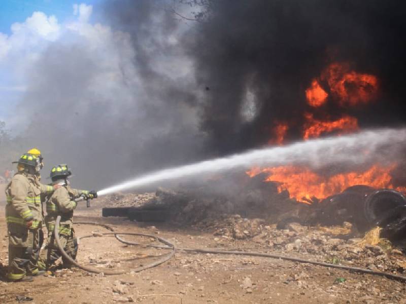 (Fotos) Fuerte incendio en Playa del Carmen; piden distancia en el área