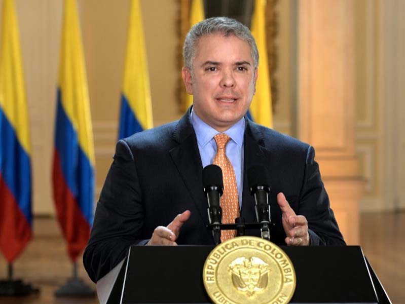 IVAN DUQUE, CON EL AGUA AL CUELLO