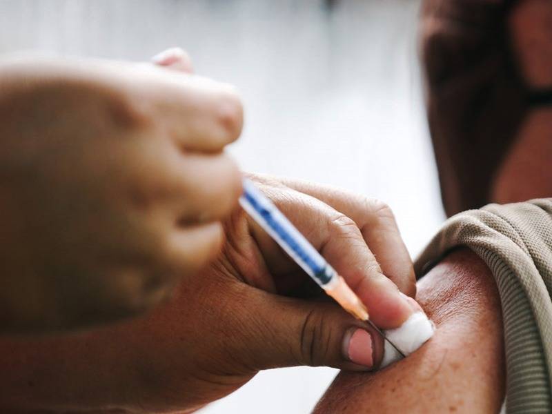 Insisten en vacunas para sector turístico