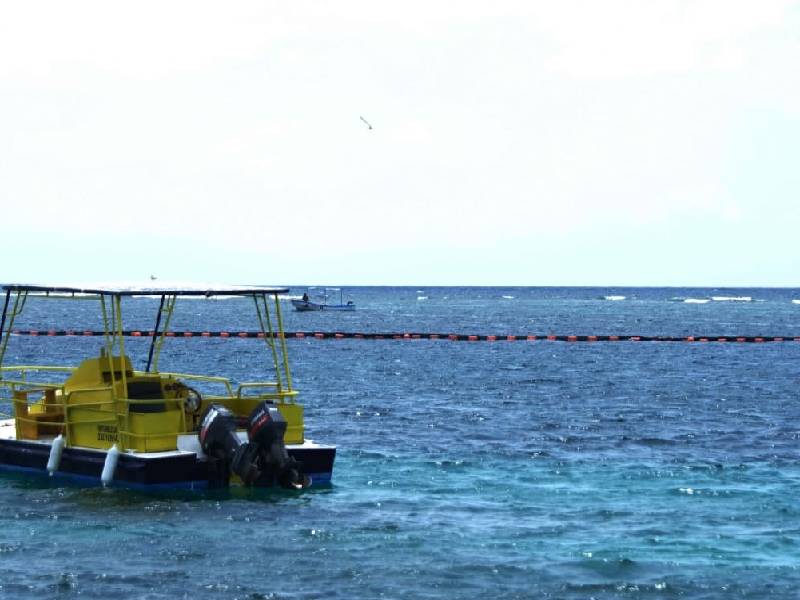 Intensifican los trabajos para colocar barreras sargaceras en Puerto Morelos