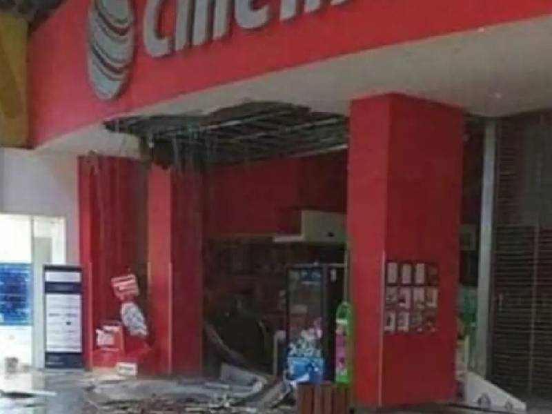 ¡Video! Por fuertes lluvias se desploma parte del techo de cine de Plazas Outlet Lerma