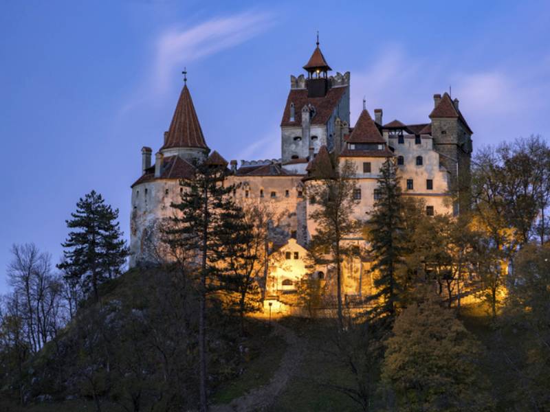 ¿Muy valiente? En el Castillo de Drácula ponen vacunas Covid gratis