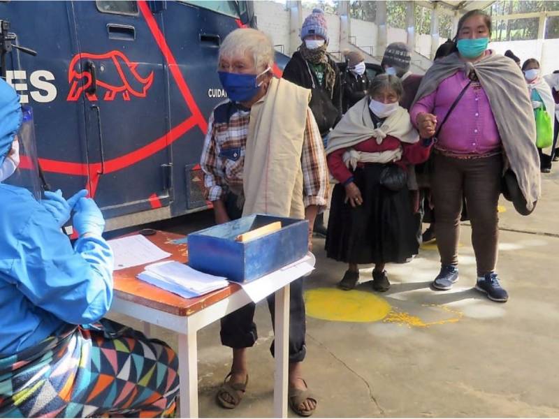 Hombre de 121 años recibe vacuna contra Covid-19