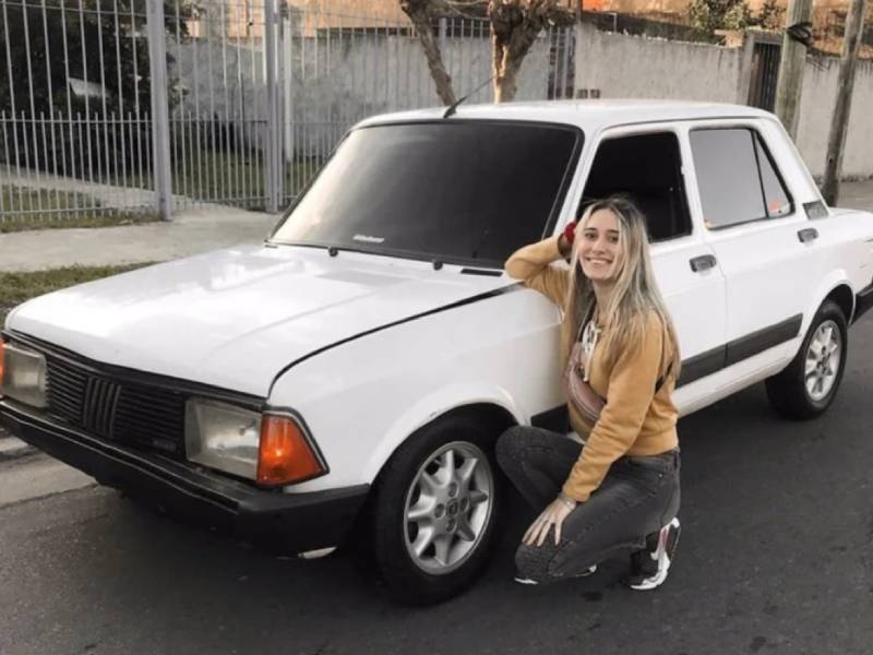 Soñaba con un auto Fiat clásico, lo compra y la critican