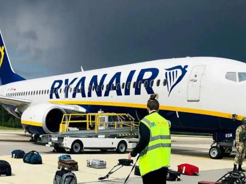 Bielorrusia ÔÇÿbajaÔÇÖ avión comercial por detenciónÔǪ y Europa enfurece