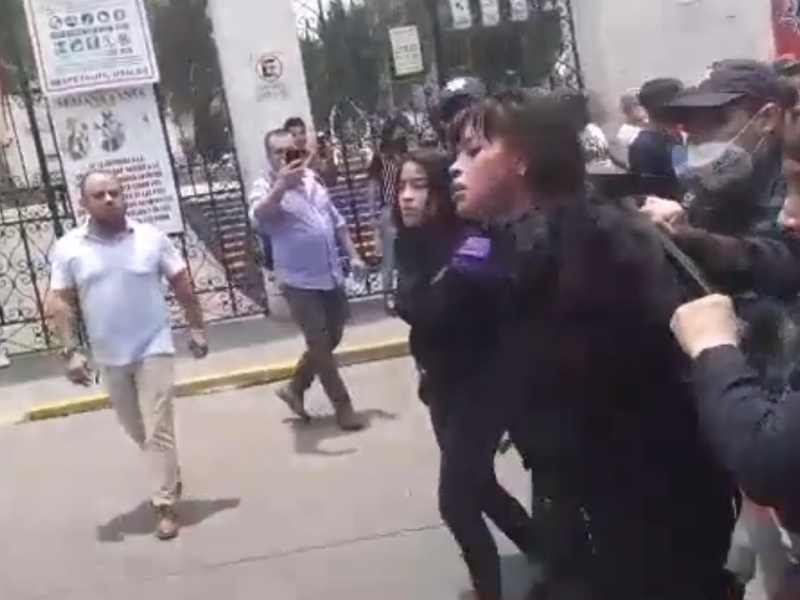 Detienen a feministas que protestaban en Chicoloapan tras enfrentamiento con vecinos