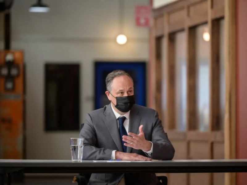 Douglas Emhoff rompe esquemas tras ser nombrado segundo caballero