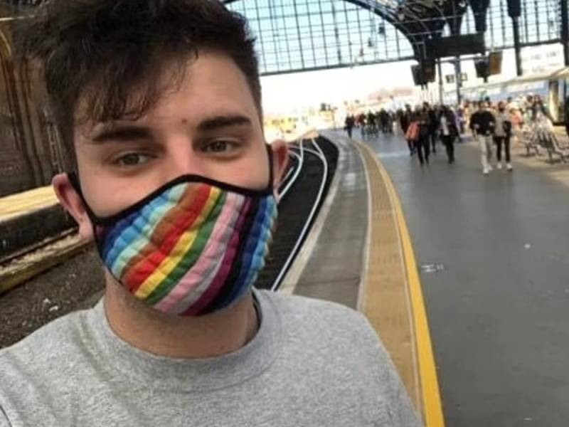 Pasajero no binario se queja tras no ser incluido en anuncio de trenes