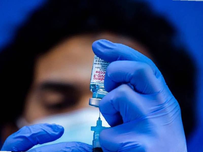 Pfizer, Moderna y Johnson & Johnson prometen 3.500 millones de dosis para los países pobres