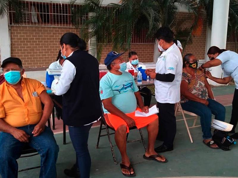 Pide SESA a quintanarroenses evitar excesos de confianza por aplicación de vacunas