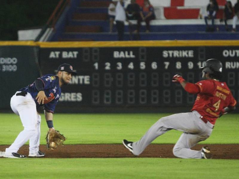 Piratas supera 11-4 a Tigres para asegurar serie en Cancún