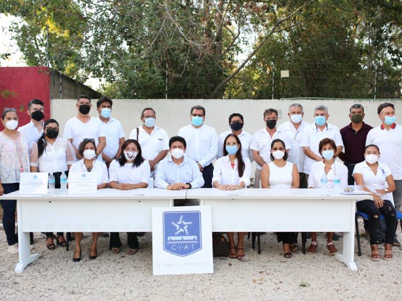 Propone Víctor Mas reforzar comunicación con colegios de profesionistas de Tulum