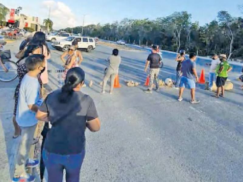 Protestan en Playa del Carmen para exigir luz
