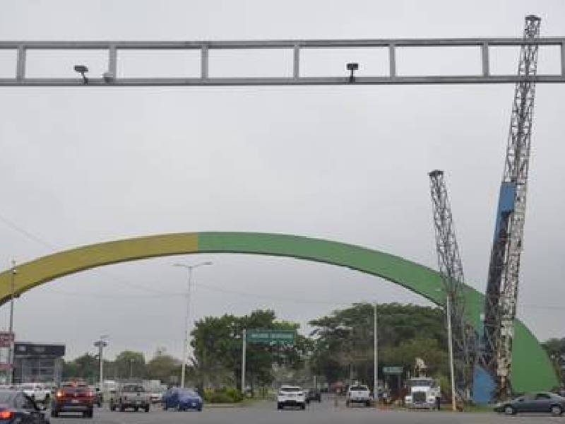 Retiran arco V del parque Tabasco; no será demolido