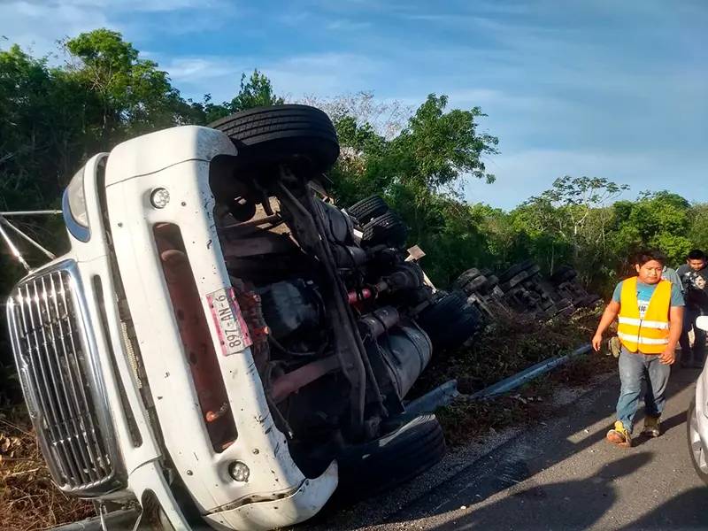 Se vuelca camión de azúcar en Tulum; intentan saquearlo