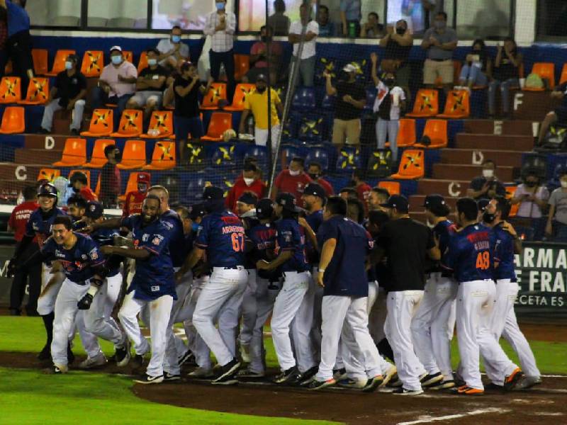 Tigres supera 3-2 a Piratas y evita la limpia en la serie