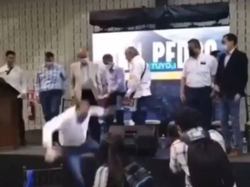 VIDEO. Marko Cortés sufre caída en su visita a San Pedro, NL