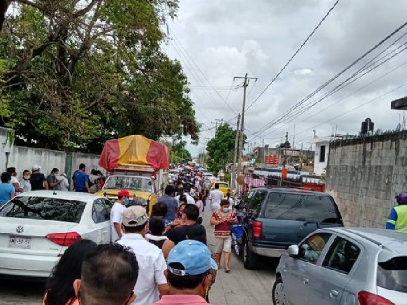 VIDEOS. ¡Largas filas! en el centro de vacunación de la región 94 en Cancún