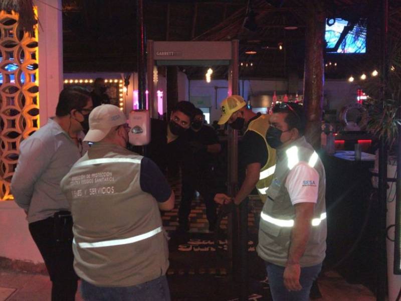 Van 15 suspensiones por desacato al aforo en Quintana Roo