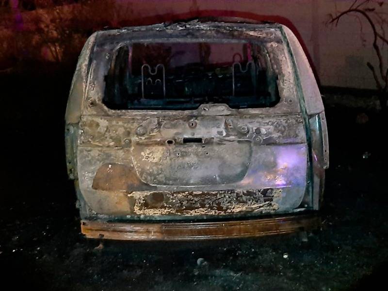 Vehículo es consumido por el fuego en Puerto Aventuras