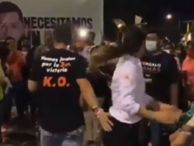 Video Exhiben al candidato de MC, Eliseo Fernández, manoseando a su compañera