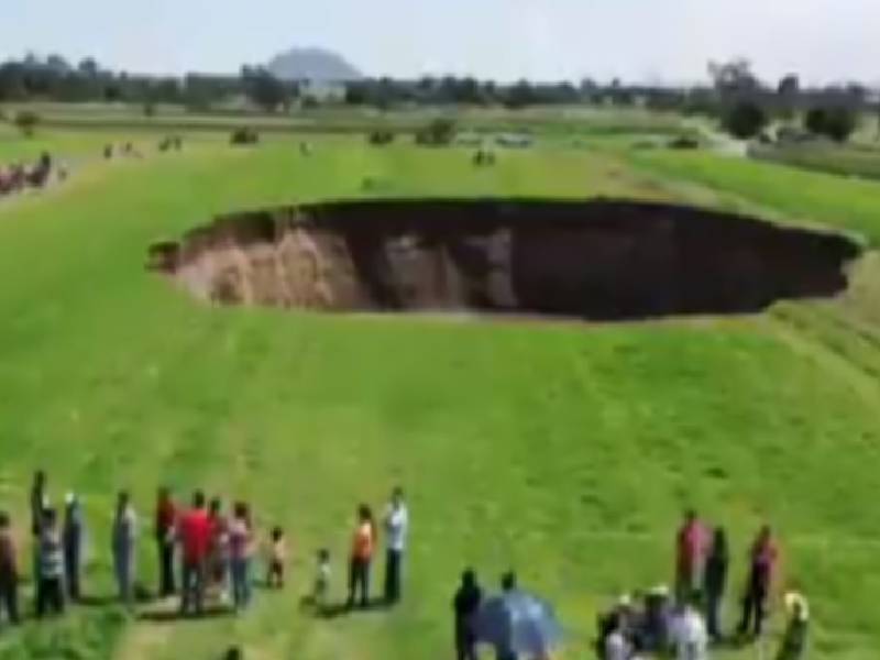 Video. Enorme socavón aparece en cultivos de un municipio de Puebla
