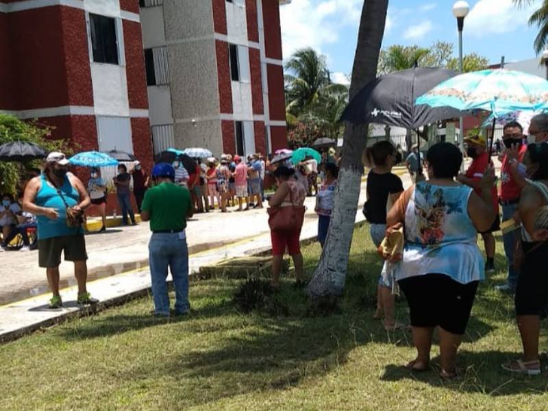 chetumaleños asisten a jornada de vacunacion