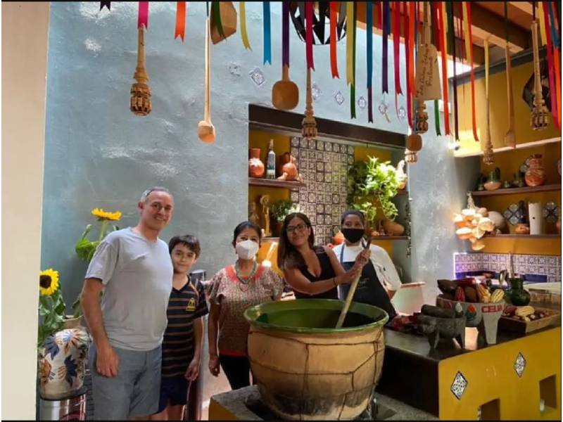 Otra vez se va Gatell de vacaciones; ahora a Oaxaca
