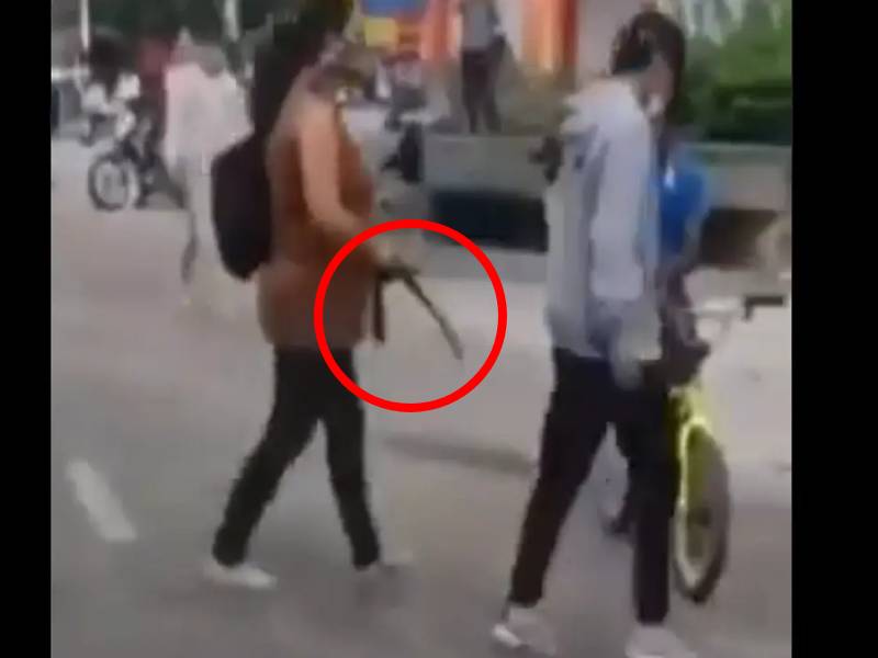 madre saca a su hijo a cinturones