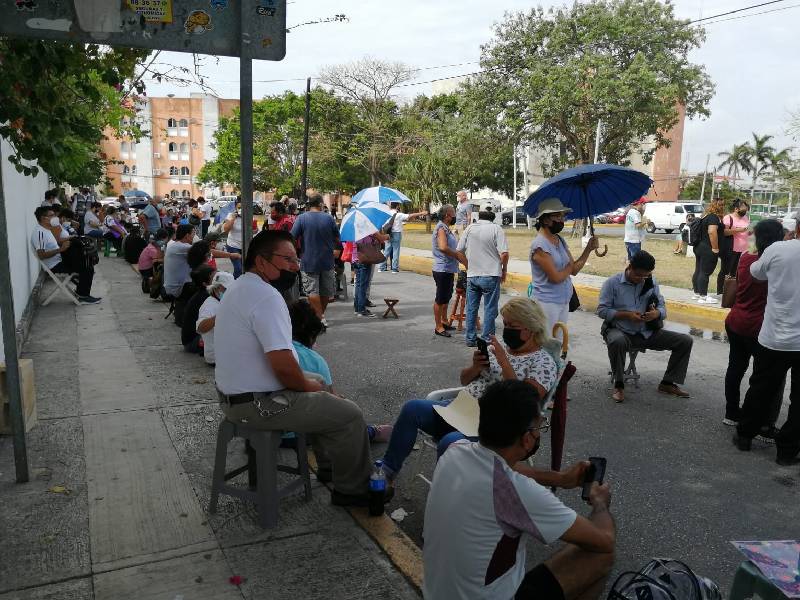 ¡Se agotaron las vacunas!, adultos de 50 a 59 años se quedan sin vacunarse en Cancún