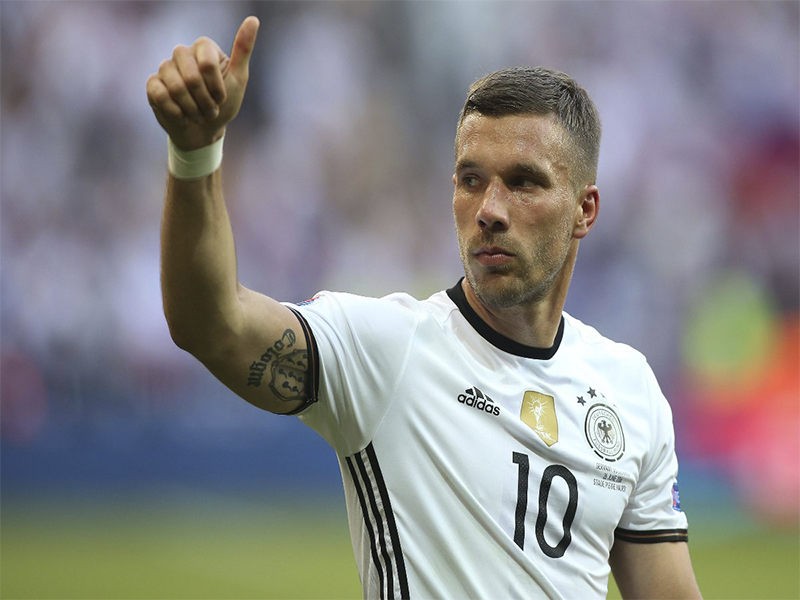 Antonio Valencia invita a Lukas Podolski a venir a la Liga MX