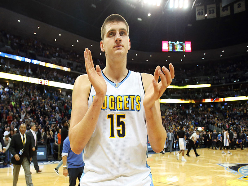 Jokic, MVP de la NBA, pide disculpas por expulsión en derrota de Nuggets